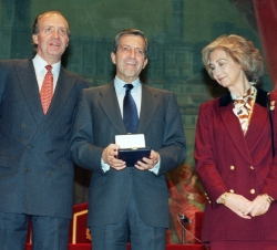 Sus Majestades los Reyes junto a D. Adolfo Suárez al término de la ceremonia de entrega al ex presidente del Gobierno del Premio Internacional "A